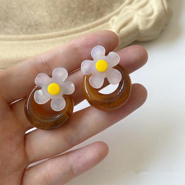 

stud huanzhi 2021 korean trendy sweet brown circle acrylic resin white flower studs earrings for women girls party jewelry, Golden;silver