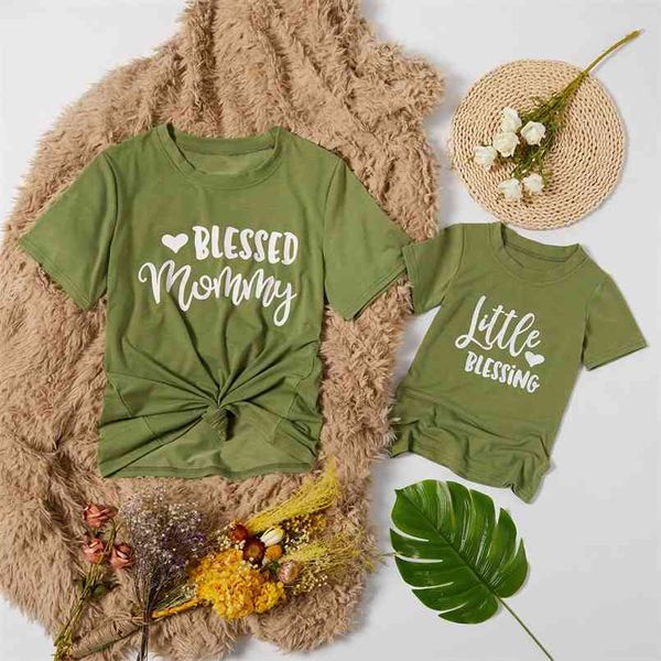 T-shirt con stampa di lettere Summer Bless per mamma e me in verde militare a maniche corte 210528