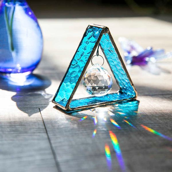 HD Stained Glass Treppiede Figurine Rainbow Maker Sfera di cristallo Prismi Finestra appesa Suncatcher fermacarte per la decorazione domestica 210804