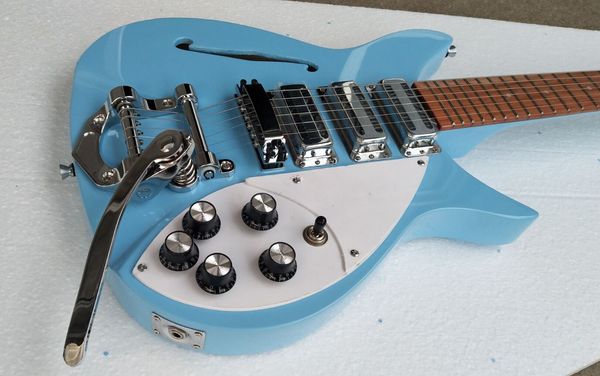 JohnLennon 325 Semi Hollow Body Hellblaue E-Gitarre, kurze Mensur, 527 mm, Bigs Tremolo, Saitenhalter, einzelnes F-Loch, lackiertes Griffbrett, 5-Grad-Spindelplatte