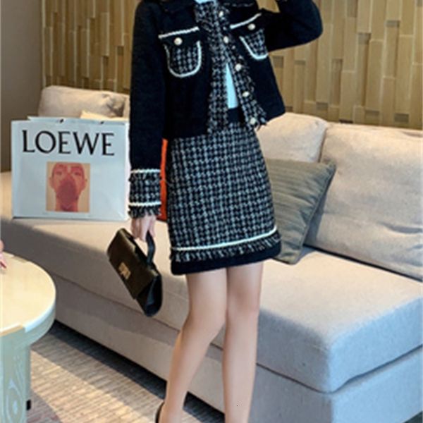 

ladies winter small coat of fragrance + skirt mroh, White