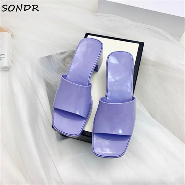 Moda feminina colorida coloria ladrinhas quadradas abertas slides de borracha lençóis sandálias de tanga de verão praia sapatos casuais woman 2021