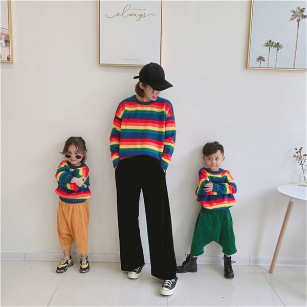 Mamma bambino bambini maglione a righe per madre figlia figlio pullover lavorato a maglia di lana colorata top autunno famiglia abiti coordinati abiti 210625