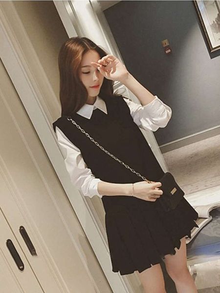 

2021hepburn dress autumn and winter small man fried street temperament fake two piece stitched black shirt pleated skirt, Black;gray