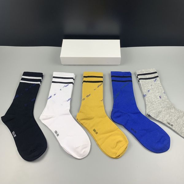 Klassische Buchstaben-Stickerei-Socken, 5 Farben, atmungsaktiv, Herren-Baumwollstrümpfe, Outdoor-Street-Style, Soft-Touch-Socke