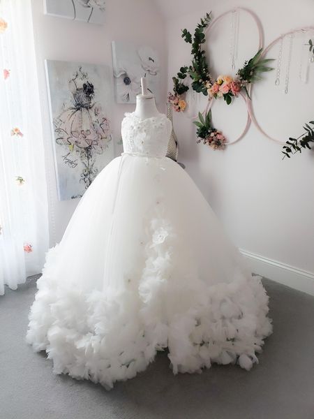 Blumenmädchenkleider Puffy Tutu 2021 Kleinkind Kleine Mädchen Festzug Kommunionkleid Handgefertigte Blumen Perlen weiß Günstig