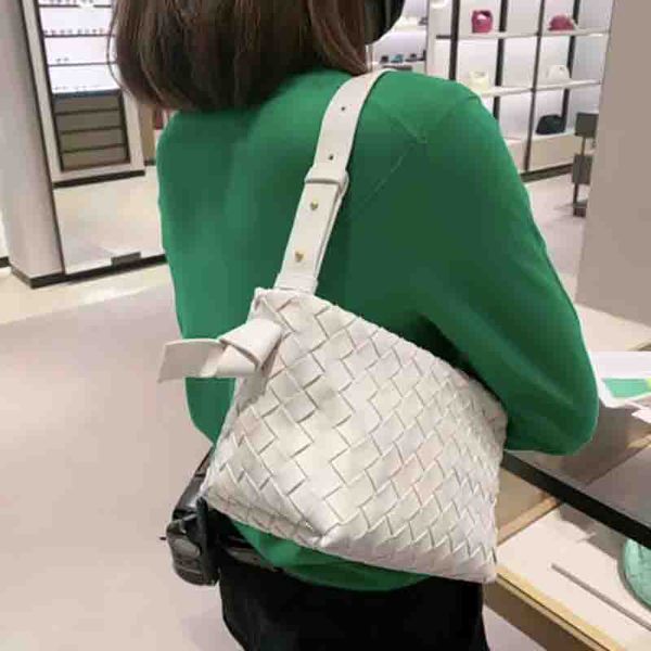 

2022 luxury designer cowhide woven shoulder underarm bag women crossbody bags fashion clip pocket cowhide leather handbags purse