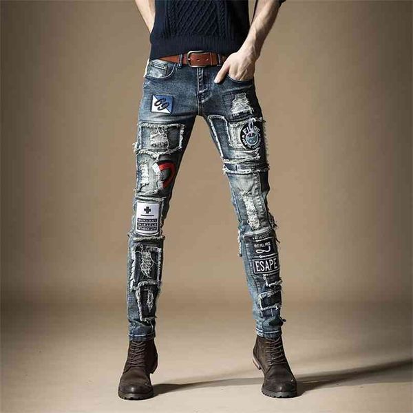 Бесплатные мужские мужские джинсы джинсы осень вышитые тонкие ноги брюки мода хип-хоп скала случайные брюки 73% хлопок 210723