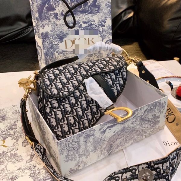 

2021 new saddle bags, shoulder bag, shoulder bag, tiktok, and red star. designers bags ysj