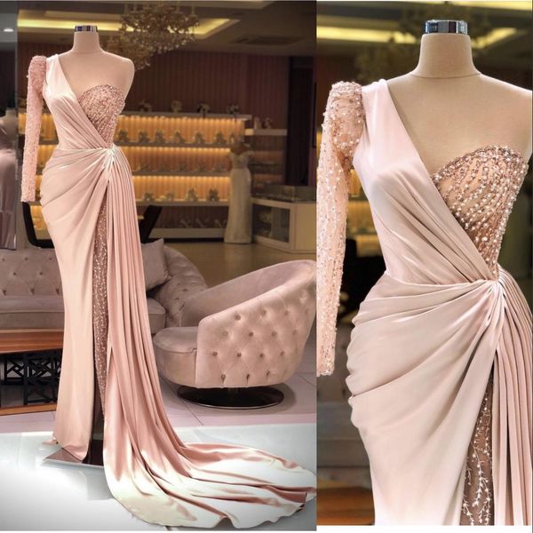 2021 Erröten Rosa Arabische Ballkleider Meerjungfrau Eine Schulter Illusion Spitze Applikationen Kristall Perlen Side Split Formelle Abendkleider Partykleid Langarm