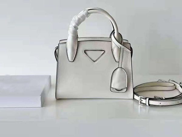 

celebrity bag, one-shoulder portable, very versatile, compact, simple and generous, stylish upper body beautiful