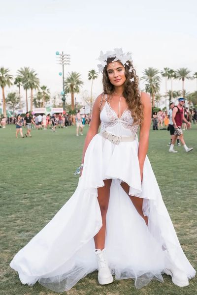 Sommerliches weißes Western-Hochzeitskleid mit V-Ausschnitt für Junggesellinnenabschiede, Partykleid mit hoher und niedriger Spitze, nach Maß in Übergröße erhältlich