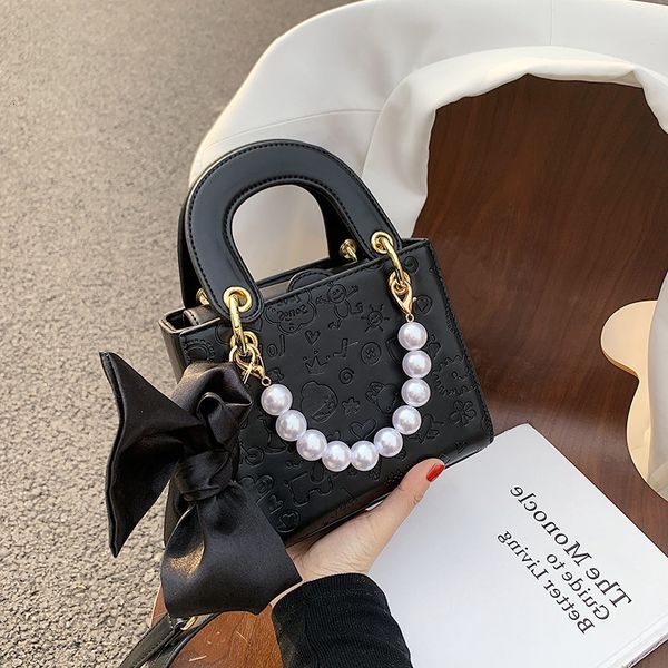 

2021 new xiaoxiangfeng animation women's bag embossing graffiti diana s messenger pearl hand