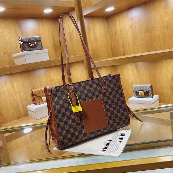 

2022 factory wholesale hand large capacity autumn and winter printed single shoulder messenger bag women's light luxury commuter tote b