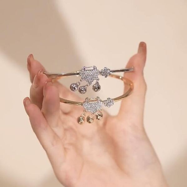 

bangle safety lock can be detached and adjustable elegant women, Black