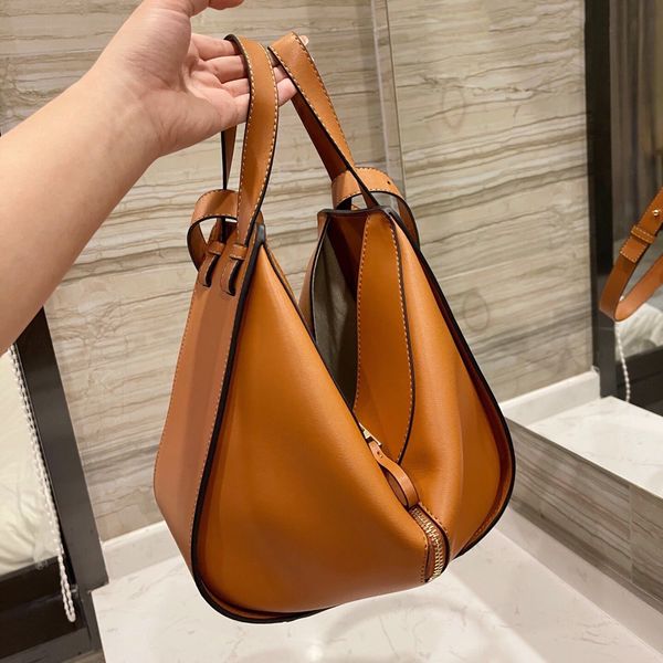 

2021 Advanced Design Classic Embossed Logo Cowhide Hammock Bag Simple Luxury Elegant Lady Bags Thread Artwork Handbag Shoulder Package