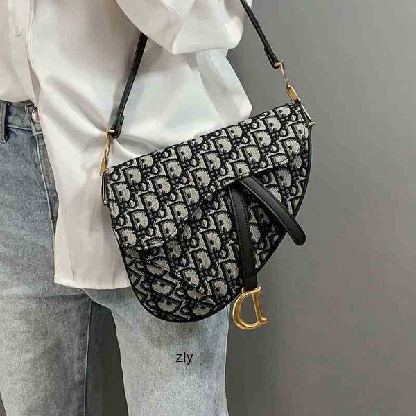 

new 2021 retro fashion handbag saddle bag crossbar hand bill of lading shoulder net red nightclub texture women's underarm handbag hile