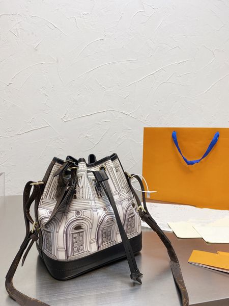 

hide the original soft bottom champagne bucket bag color superfine fiber adhesive lining, golden metal accessories, beam line closed size: 2