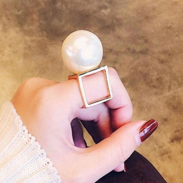 

cluster rings 2021 fashion design round white shell big size pearl for women girls party dinner luxury birthday gift vintage jewelry, Golden;silver