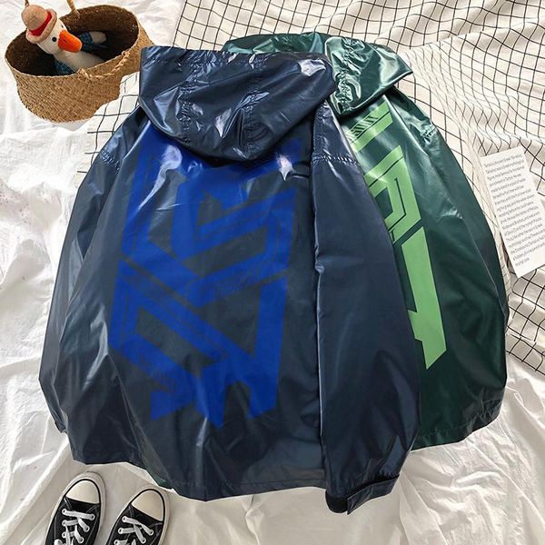 Männerjacken 2021 Frühling und Herbst Feste Farbe glänzend mit Kapuze Lederjacke Mode Lässige Lose Gedruckt Mantel Blau / Grün M-5XL
