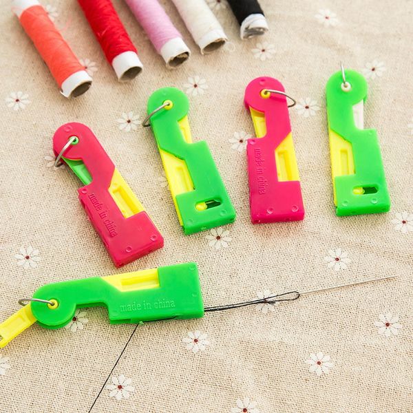 Buntes Kunststoff-Set für ältere Menschen, automatisch, geschickte Nähwerkzeuge, Nadeleinfädler, Nagelset, Nadeleinfädelgerät, Anleitungswerkzeug, Geschenk für Mama