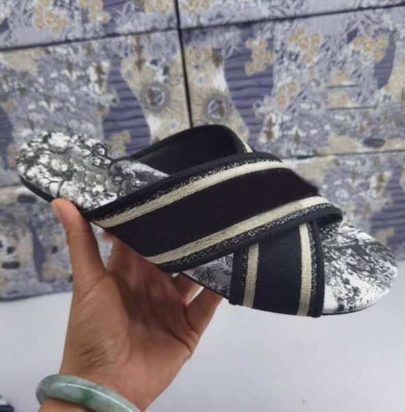 

new designers luxurys women slippers cross women flip flops sandals embroidery sandal floral brocade beach slipper with box, Black