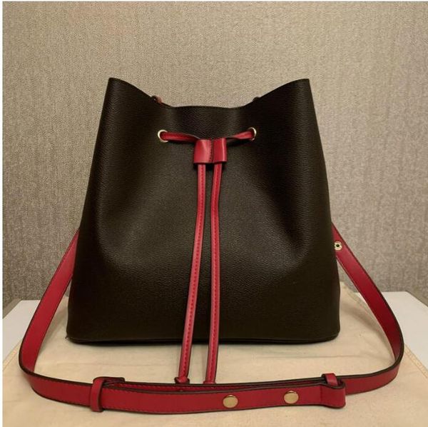 

2021 new hand bag travel toiletry pouch protection makeup clutch women leather waterproof cosmetic bags for women with dust bagaa1456