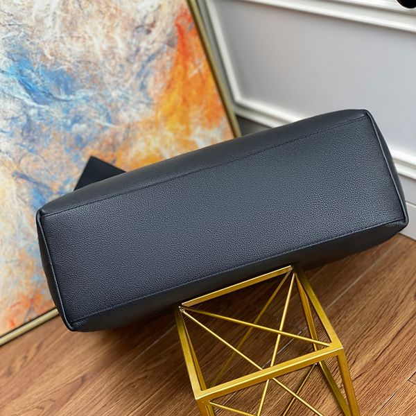 

2020 new style it is equipped with paste bag and removable zipper bag can be used separately as a small folder m57290 fashion bags