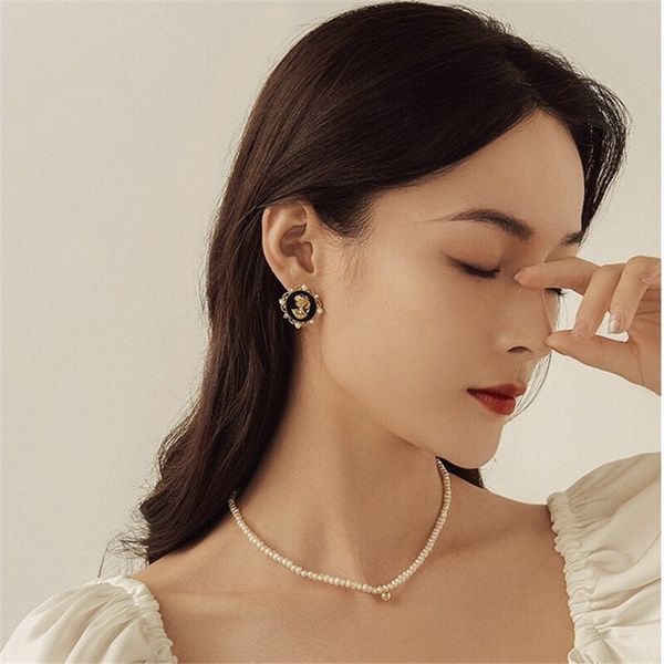 

design jewelry irregular necklace female ins light luxury minority french round natural rice small pearl clavicle chain, Black