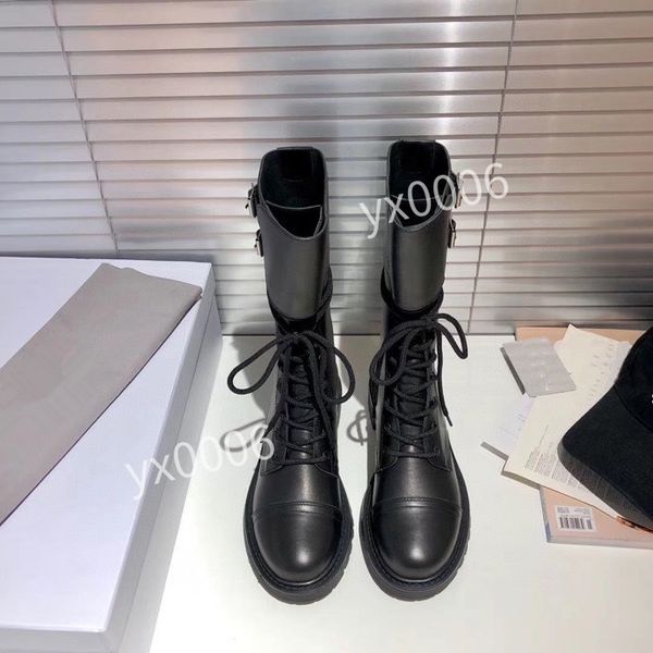 

2022 designer interlocking black 35-40 lambskin leather ankle boots snow boot round toe pull-on martin booties fz201022