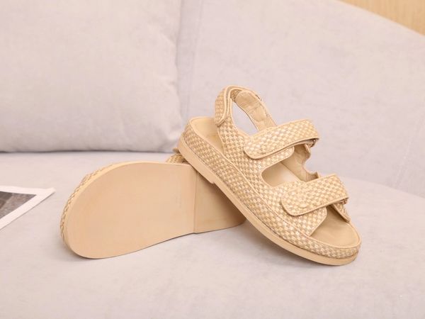 

in early spring 2021, the new plaid velcro platform sandal is available in sizes 35-40, Black