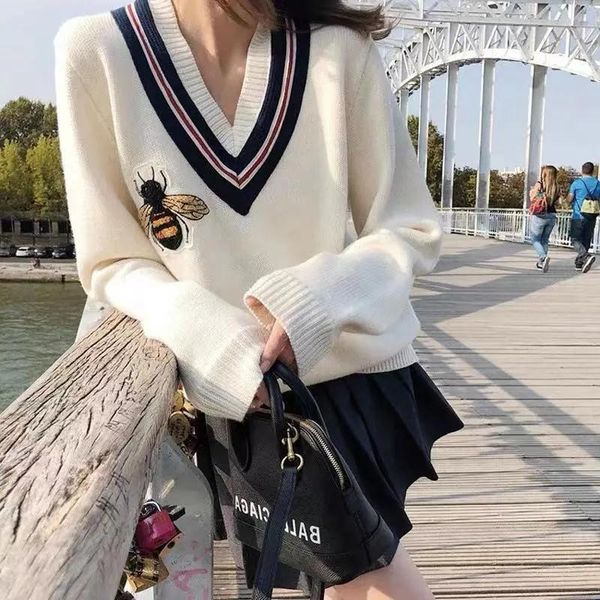 

2021 autumn and winter new knitted women's loose coat little bee sweater, White;black