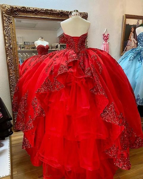 Funkelndes rotes Ballkleid-Quinceanera-Kleid mit abnehmbaren Ärmeln, Roségold, herzförmiger Tüll, Vintage-Spitzenapplikation, süßes 16-Kleid, Partykleidung