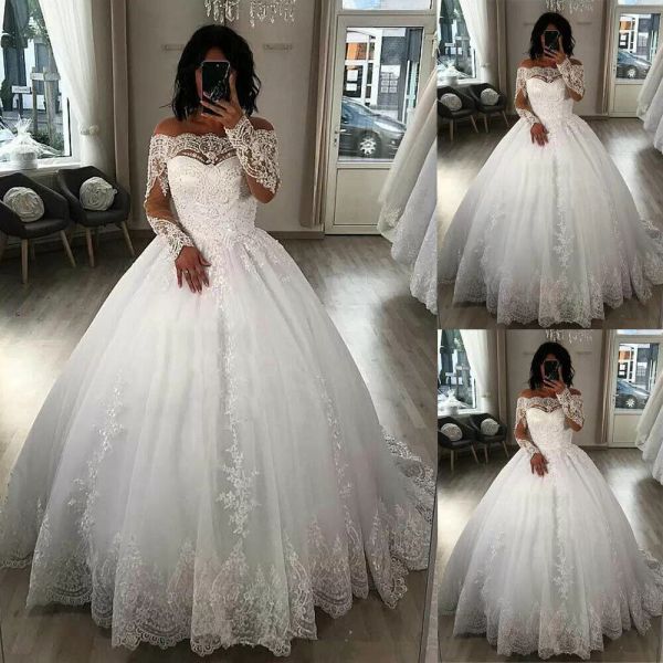 2022 Maniche lunghe Ball Gown Abiti da sposa Al largo della spalla Scollo smerlato Applique in pizzo Tulle Raso Lunghezza del pavimento Custom Made Castello vestido de novia