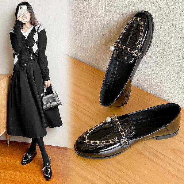

dress shoes 2022 luxury metal chain pearl flat loafers jk fashion slip on princess shoes women 220309, Black