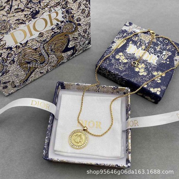

luxury designer fashion necklace d family 21 product cd letter roman gold coin elegant temperament simple small fragrance hpab, Red;brown