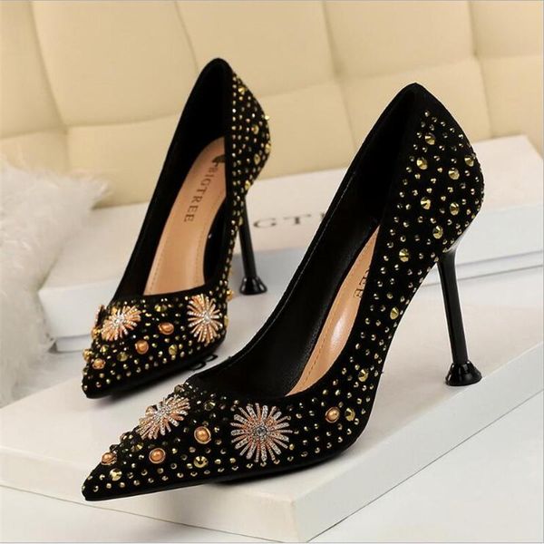 Scarpe eleganti Donna 2021 Tacchi alti D'oro Perla di cristallo Strass Scarpe a punta in pelle scamosciata Pompe sexy Moda Tacco a gattino Donna