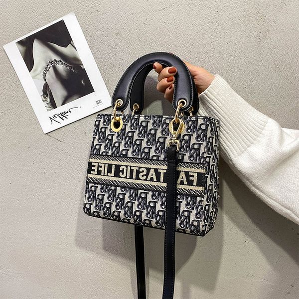 

[recommended by store manager]2021 new fashion foreign style portable small bag female diana net red single shoulder messenger bag