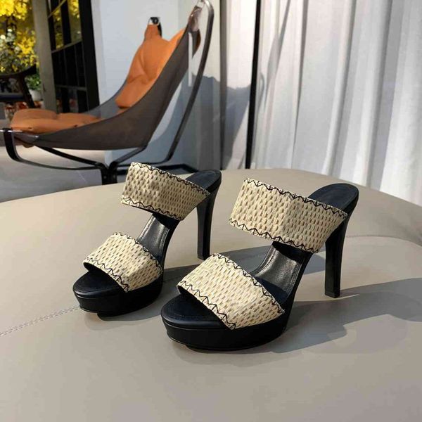 Pantofole Arrivi Pelle verniciata Paglia Ricamo Suole spesse Fondo spesso Designer unico Abito a punta Scarpe da sposa Scarpe sexy Lettere Sandali con tacco