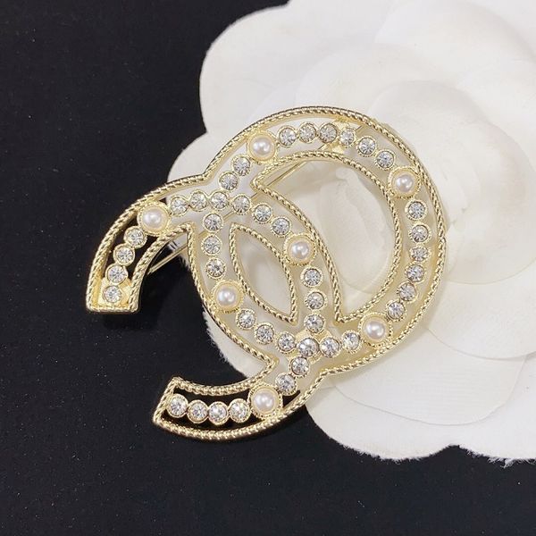 

xiangjia xiaoxiangfeng 2021 new letter pearl temperament personality fashion diamond same brooch, Gray