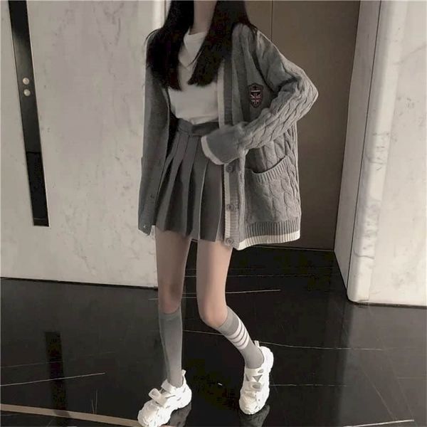 

spring autumn knitted sweater cardigan with white long-sleeved t-shirt and gray pleated skirt three-piece preppy style suits 211106