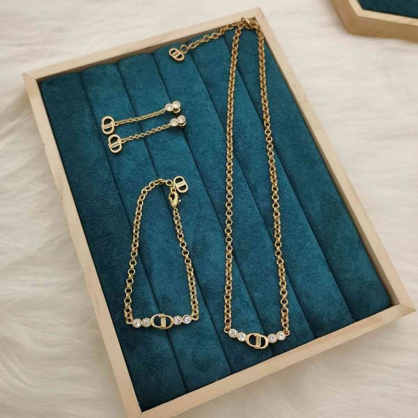 

design jewelry 2021 new letter inlaid diamond clavicle chain net red same temperament bracelet earrings, Black