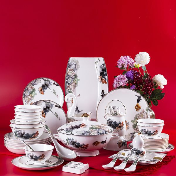 Commercio all'ingrosso 60 pezzi set di stoviglie in porcellana bordo dorato di lusso bone china set da pranzo piatto piatti pentola ciotola cucchiaio per 10 persone