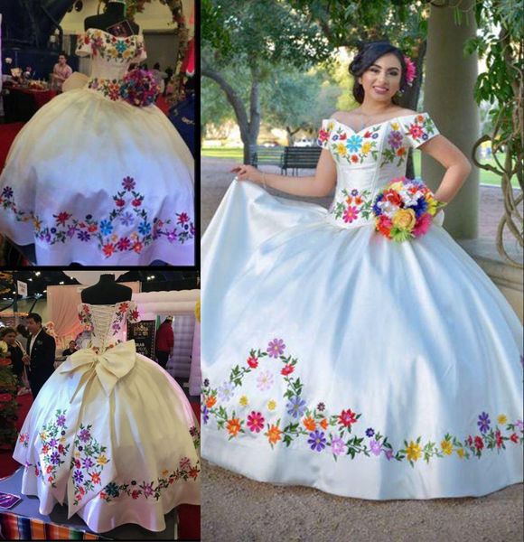 Weiße Quinceanera-Kleider, schulterfrei, Satin, bunte Stickerei, Blumen, Schnürung, Schleife, bodenlang, Ballkleid für den 16. Geburtstag