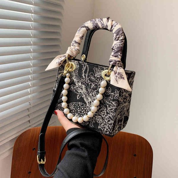 

2022 factory wholesale female korean fashion portable small square bag pearl chain one shoulder messenger fashion bag