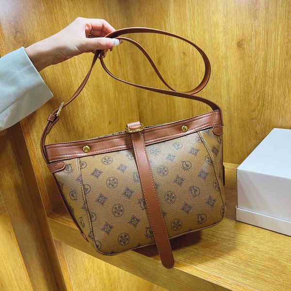 

2022 factory wholesale new princess aishang style mother and child bag trend printed letter one shoulder messenger bag