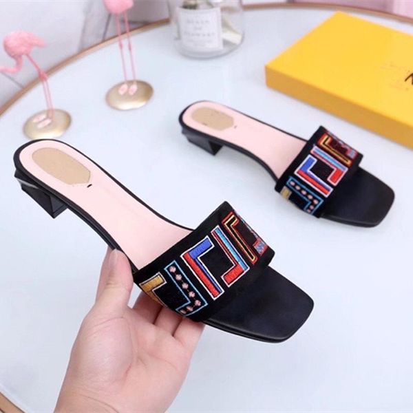 

2021 fashion designer women's slippers embroidered logo, upper leather material, ultimate luxury and comfort, Black