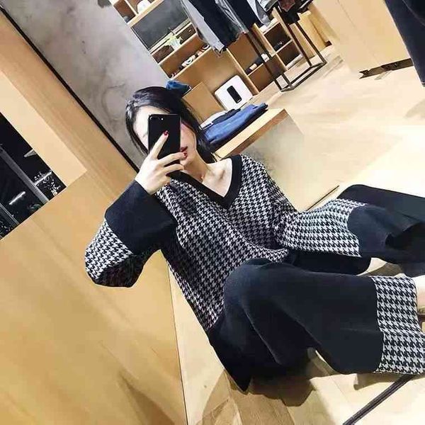 

2022 factory wholesale new model knitted suit v-neck + nine point wide leg pants net red small man fashion classic lattice two-piece set, White