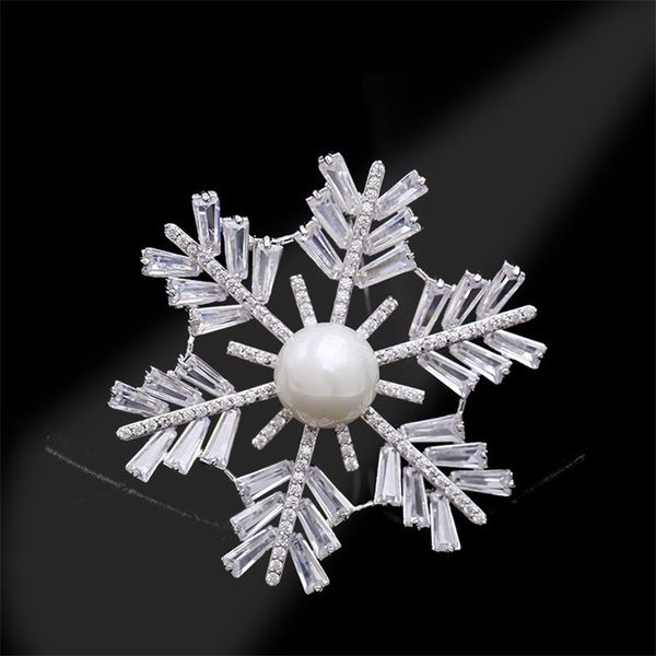 Flocos de neve de Natal Bouttoniere Cubic Zirconia Pearl Flor Broches Pins 2021 Moda Terno Corsage Pin Acessórios