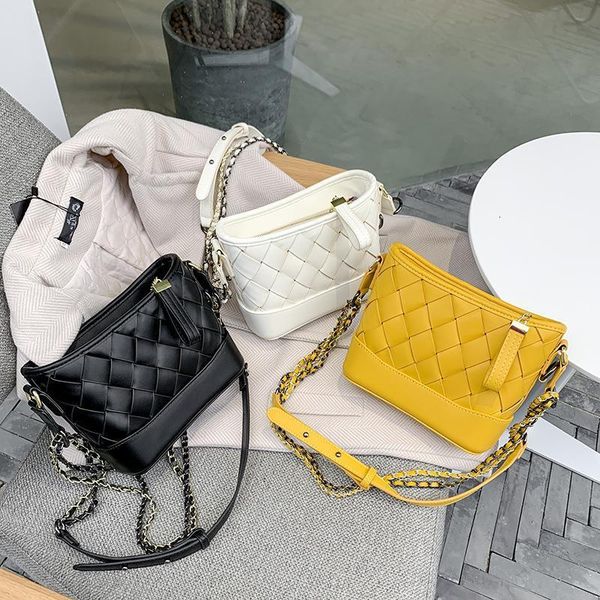 

handbag this year's popular korean wandering bag, large capacity three-dimensional bucket women's shoulder belt messenger bag, Black;red